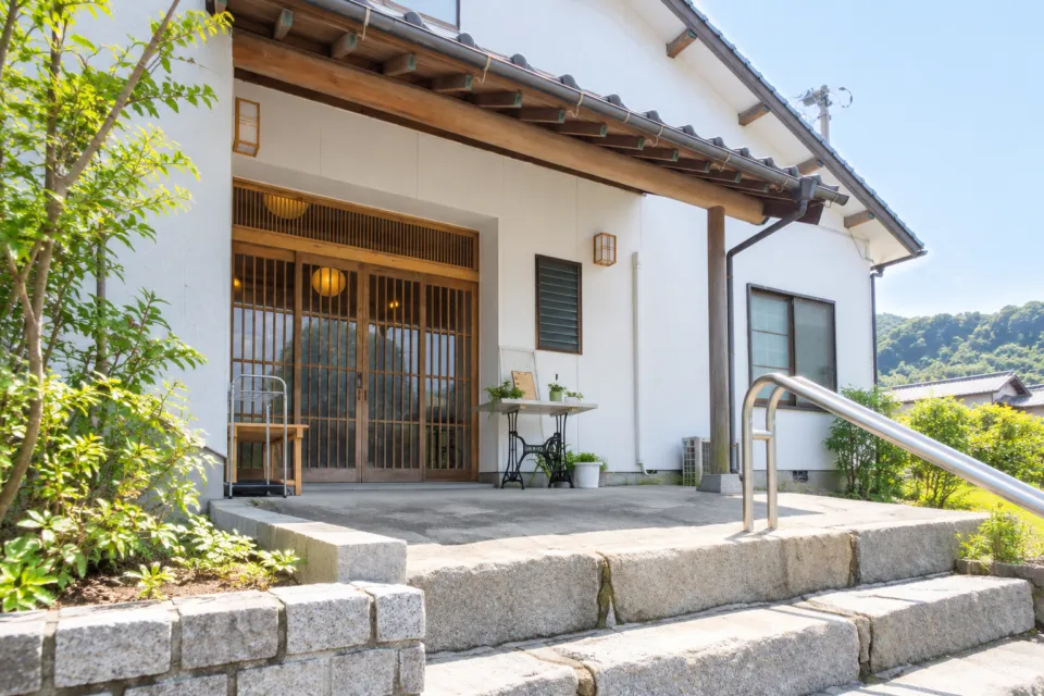 結乃屋MITSUBACHIの白壁と木の格子戸がある入口