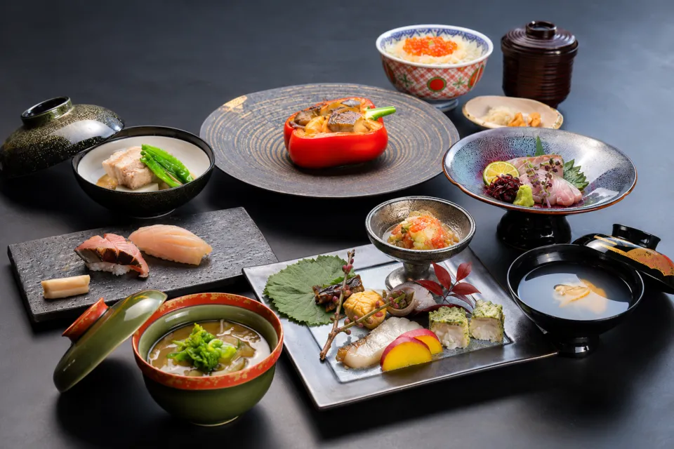 湯の宿 周山のさまざまな器に盛り付けた和料理