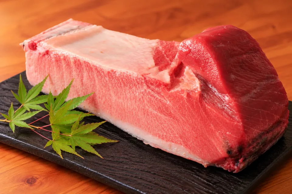 湯の宿 周山の葉を添えた魚の食材