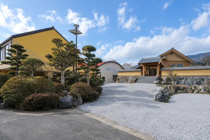 湯の宿 周山の宿の建物と砂利敷きの前庭