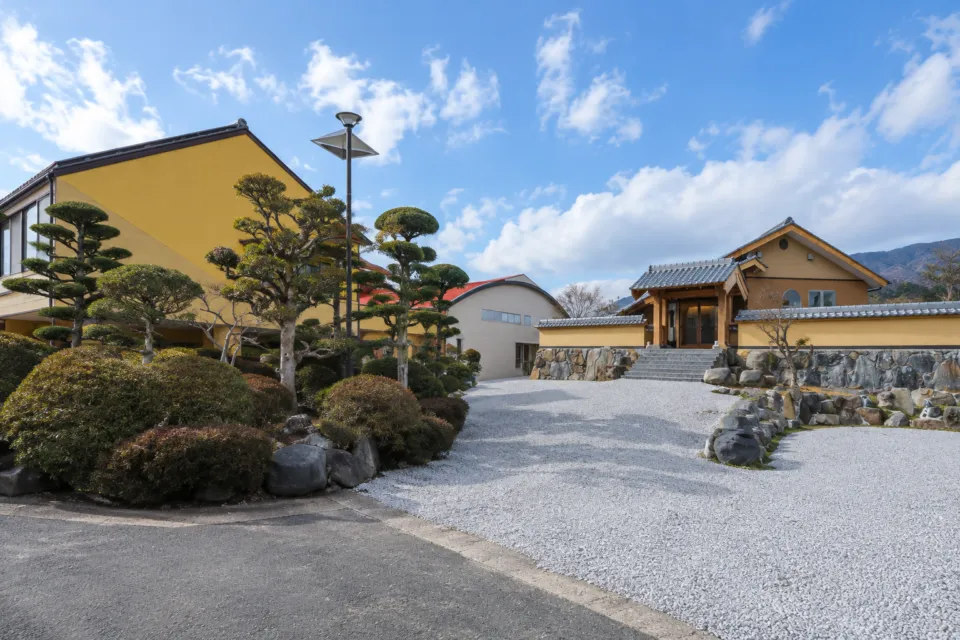 湯の宿 周山の宿の建物と砂利敷きの前庭