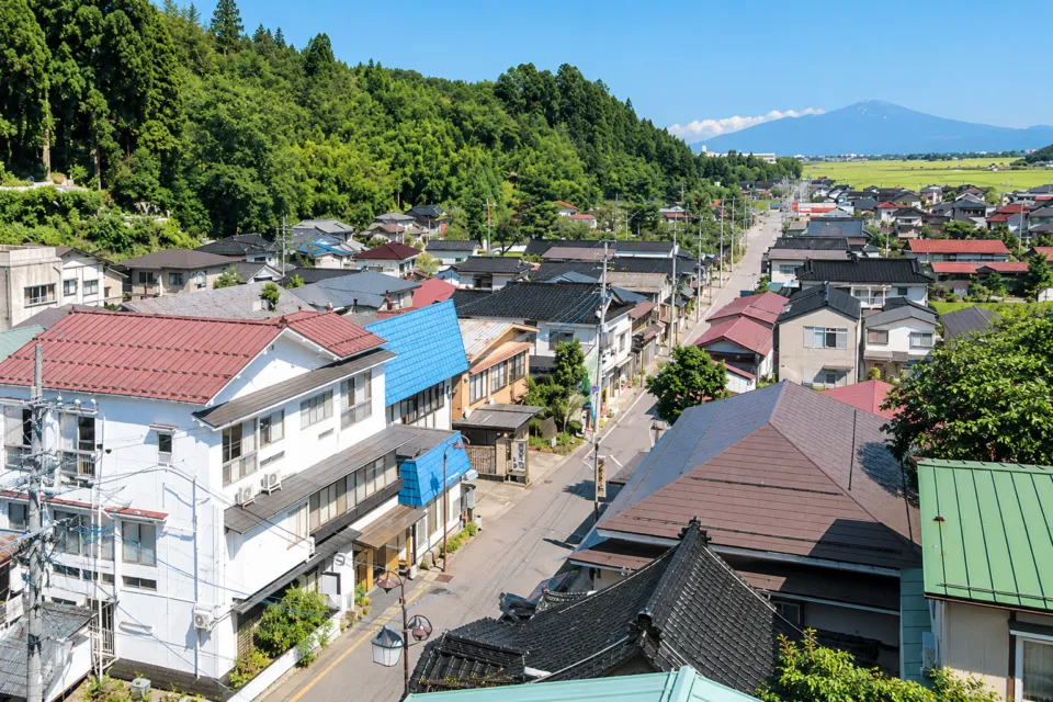 湯田川温泉 珠玉やの湯田川温泉の家並みと山並み