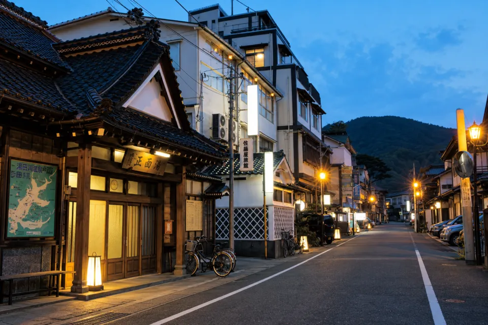 湯田川温泉 珠玉やの夕暮れの湯田川温泉街