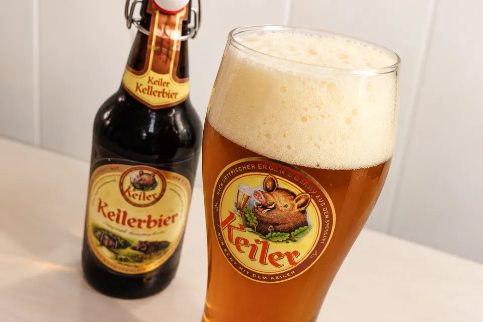 Zum schwarzen Keilerのケラービールの瓶とグラス