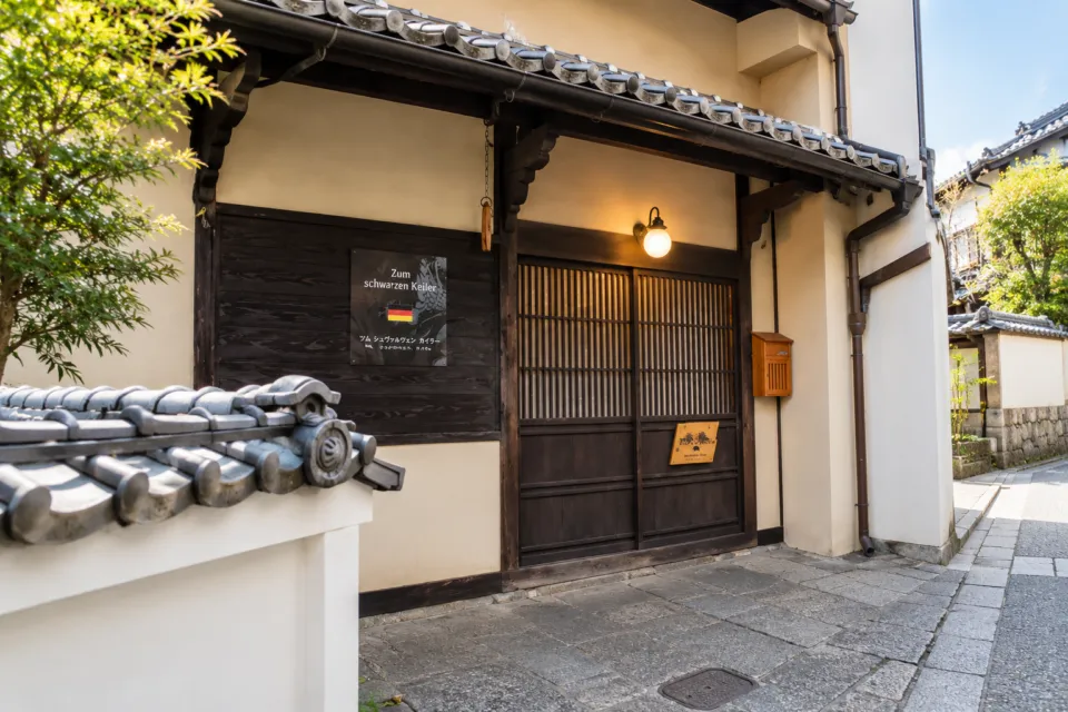Zum schwarzen Keilerの瓦屋根と木の格子戸の入口