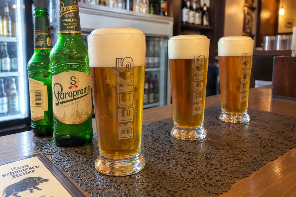 Zum schwarzen Keilerのカウンターに並ぶビールのグラス