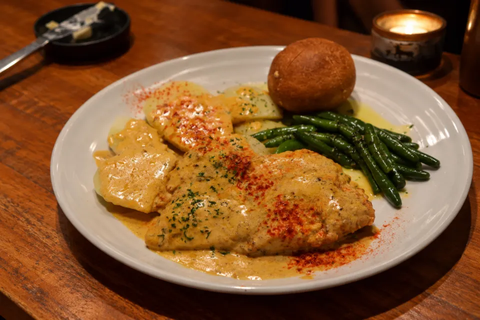 Zum schwarzen Keilerのソースをかけた料理と付け合わせ