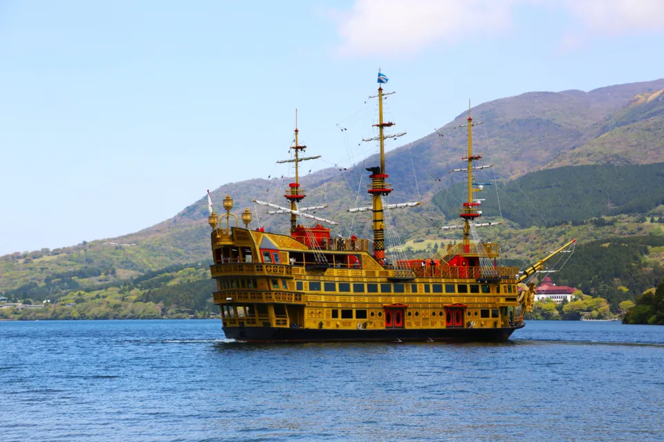 芦ノ湖と海賊船