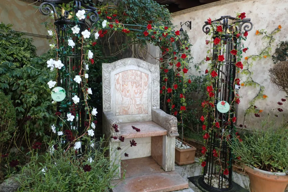 箱根ガラスの森美術館の椅子