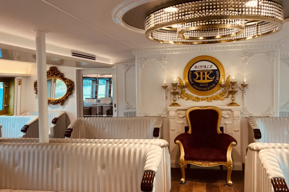 箱根海賊船の船内