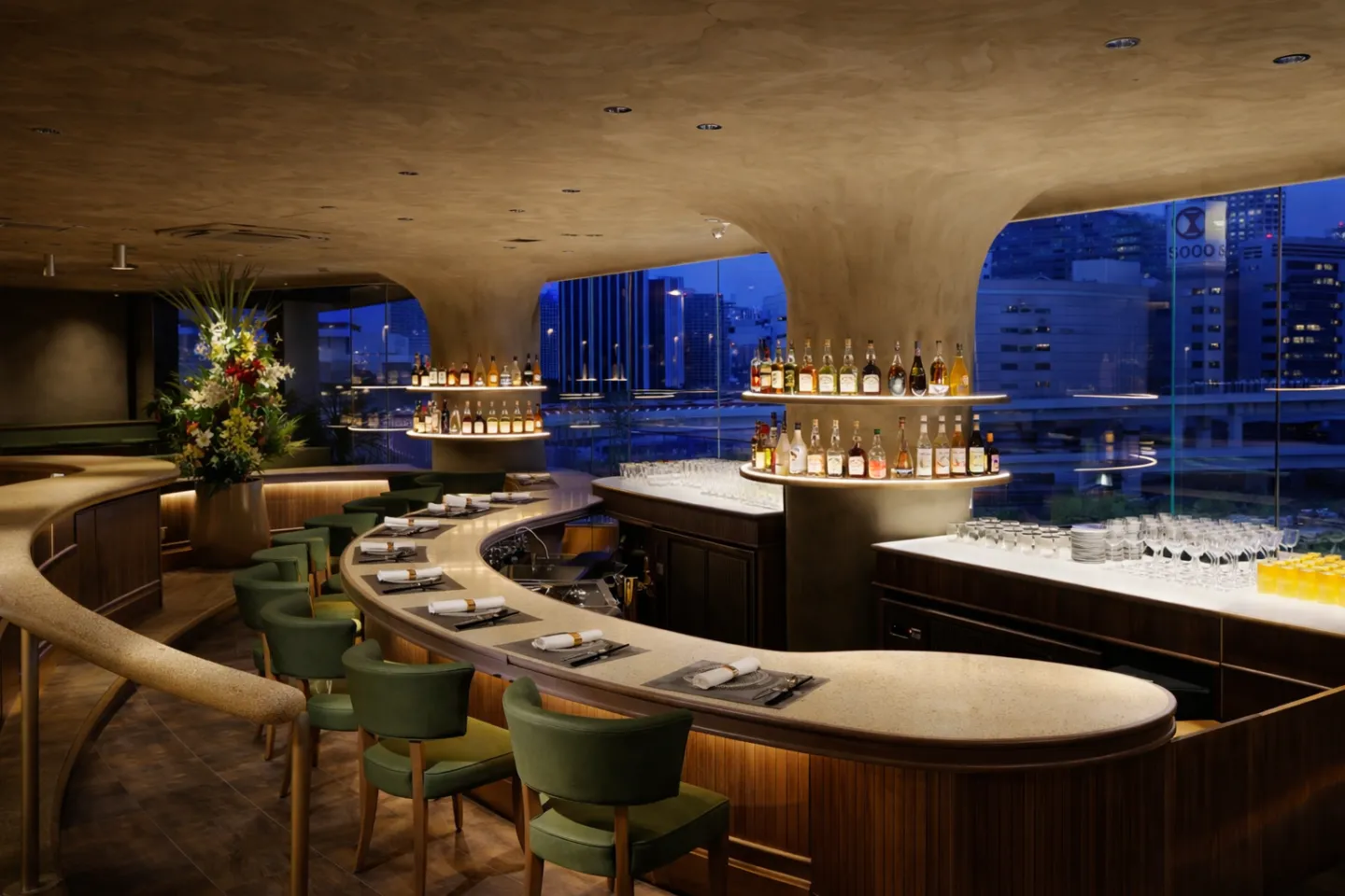 QUEEN of THAILAND 横浜