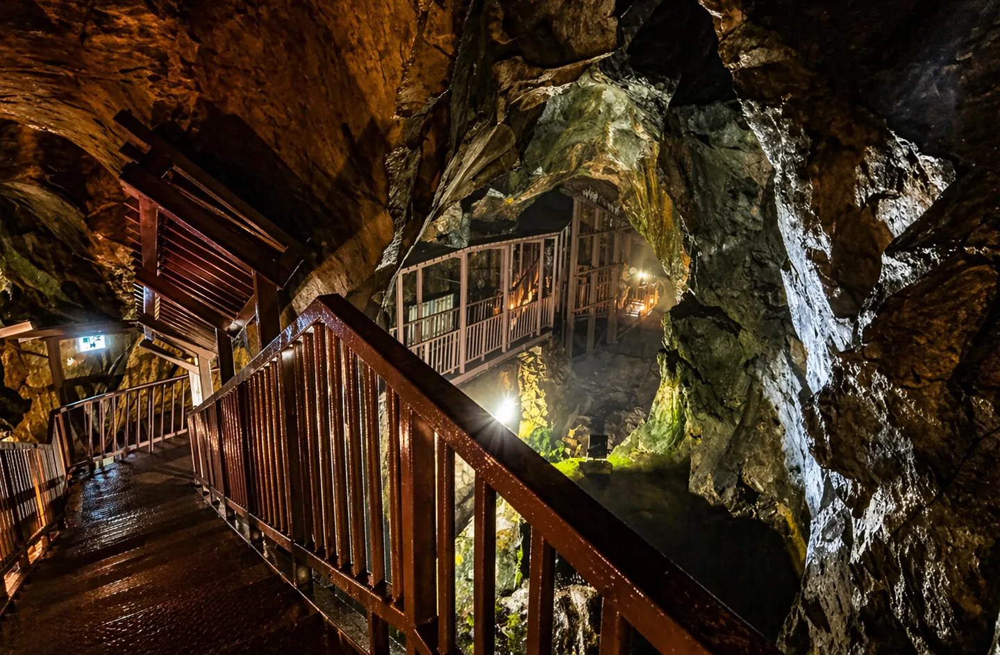 延沢銀鉱洞（延沢銀山遺跡）