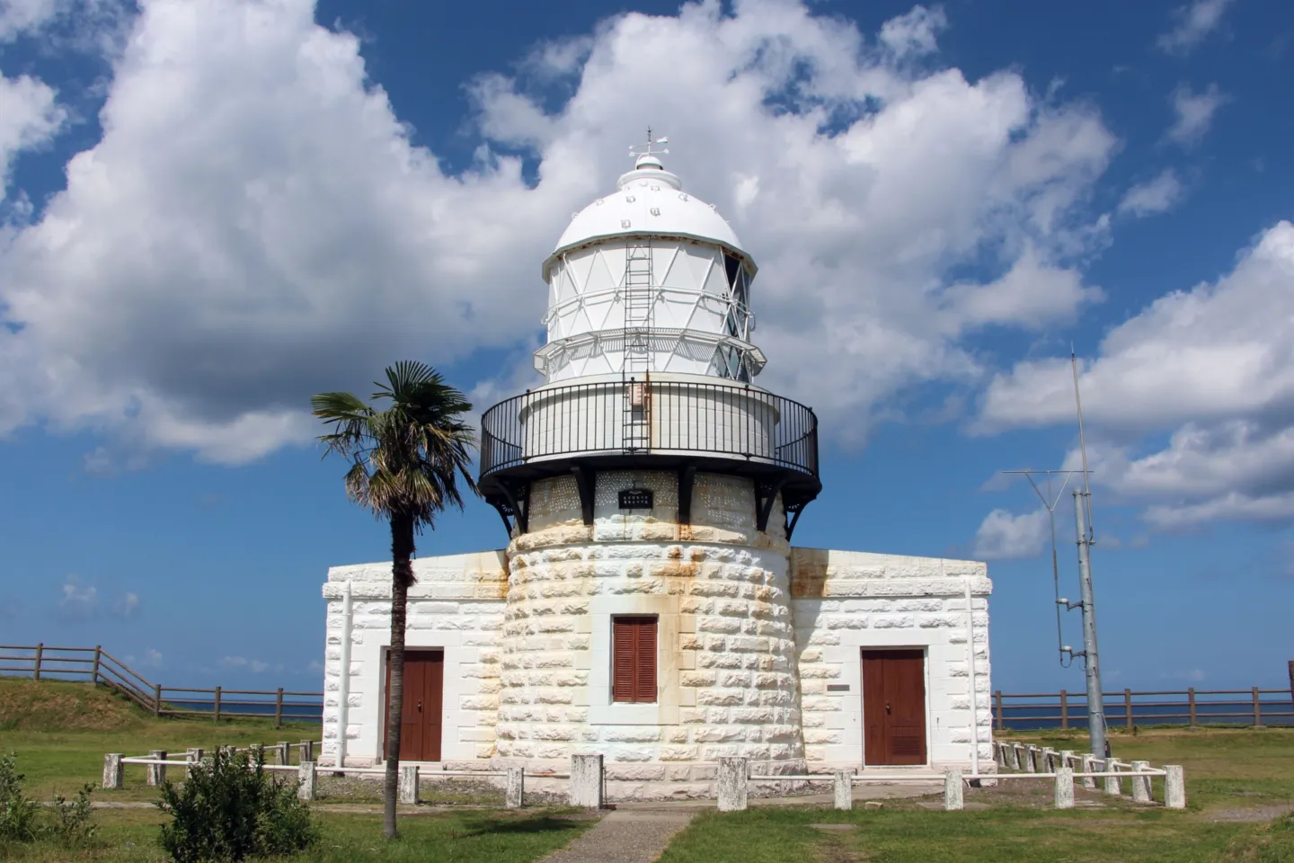 禄剛埼灯台（狼煙の灯台）