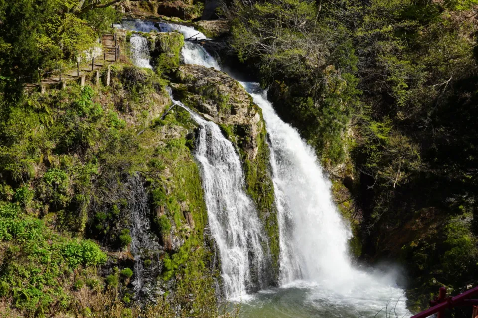 白銀の滝（山形県）