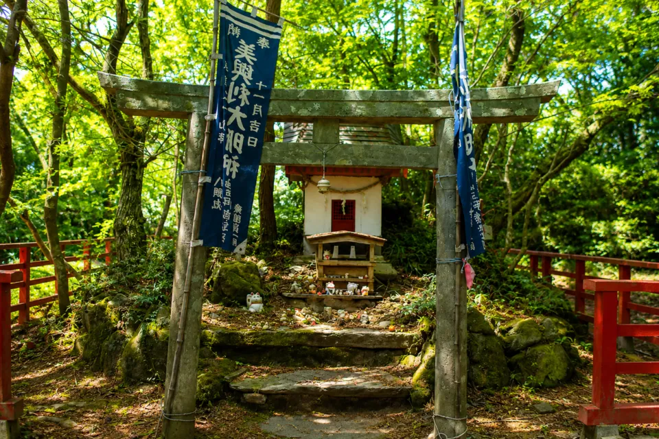 猫神社(美與利大明神)